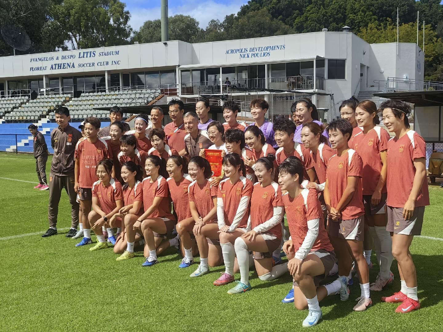 必赢体育登录入口-中国驻珀斯总领事前来探望女足；陈巧珠恢复合练